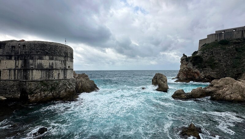 Dubrovnik diente schon vielen Filmen als Kulisse. Hier die „Schwarzwasserbucht“ der „Game-of-thrones-Serie. – Bild: phoenix/​MDR/​Moritz Marz