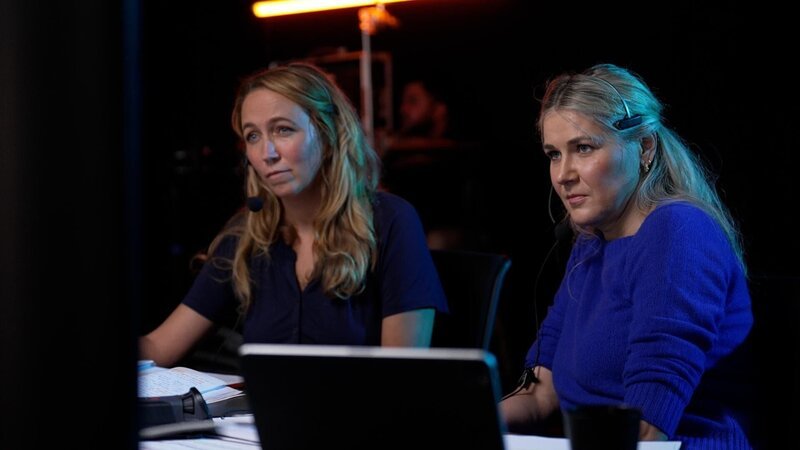 Medienpädagogin Saskia Nakari und RTL-Reporterin Maria Mack am Set +++ Die Verwendung des sendungsbezogenen Materials ist nur mit dem Hinweis und Verlinkung auf RTL+ gestattet. +++ – Bild: RTL