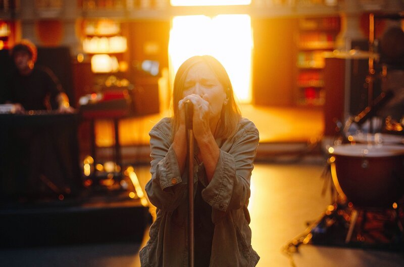 Beth Gibbons spielt Songs aus ihrem ersten Soloalbum in der Französischen Nationalbibliothek. – Bild: Cha Gonzalez Beth Gibbons spielt Songs aus ihrem ersten Soloalbum in der Französischen Nationalbibliothek. – Bild: Cha Gonzalez