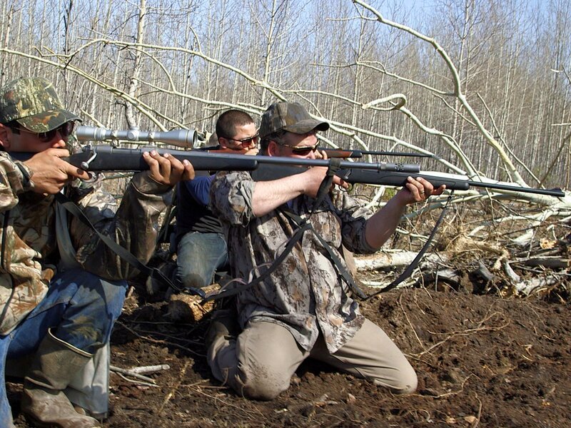 James Roberts, Charlie Wright and Joey Zuray hold up their hunting rifles. – Bild: Discovery Communications
