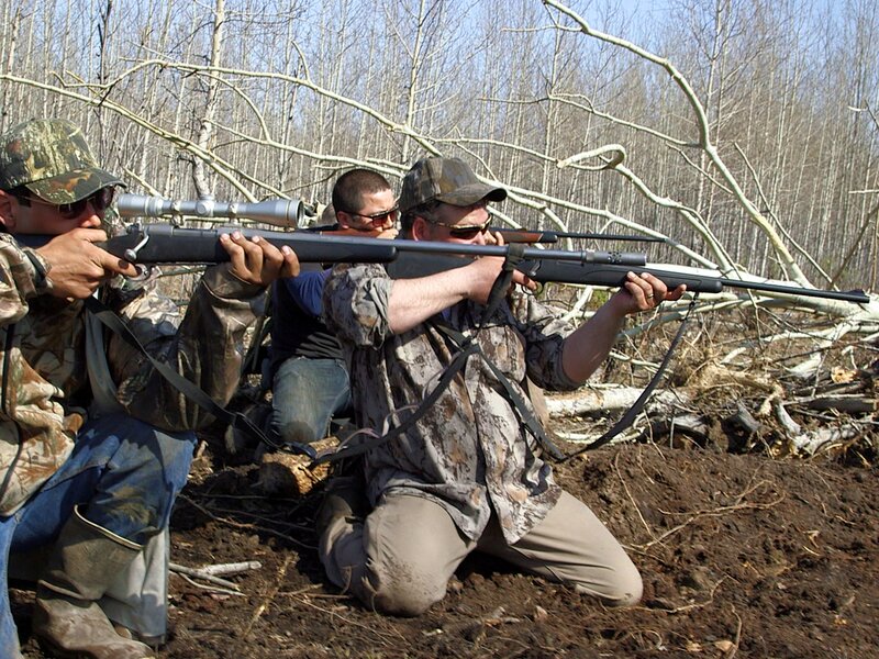 James Roberts, Charlie Wright and Joey Zuray hold up their hunting rifles. – Bild: Discovery Communications