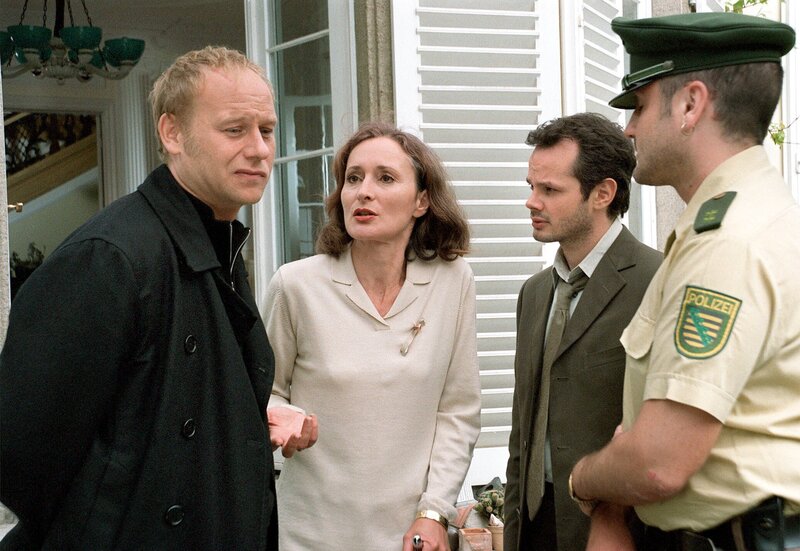 (v.l.): Hauptkommissar Kain (Bernd Michael Lade), Lisa Wasberg (Eleonore Weisgerber), Hajo Wasberg (Marco Hofschneider). – Bild: MDR