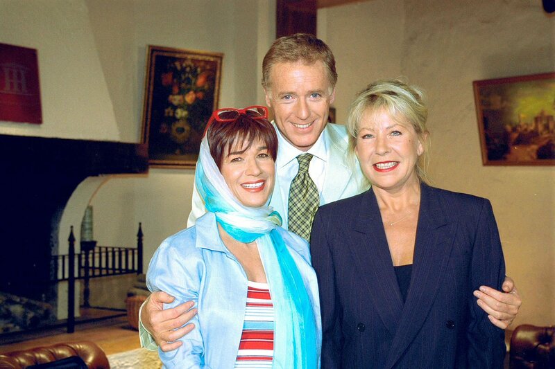 „Schlosshotel Orth“, „Freundinnen.“ Die Freundinnen Ilse und Monika feiern in Gmunden Geburtstag und ein Wiedersehen mit Eva. Doch die schöne Zeit wird bald durch ein tragisches Geständnis von Monika überschattet. Vinzenz’ Angriffe auf Fanny nehmen kein Ende. Felix will sie trösten, doch da ereilt ihn ein Anruf von Eva: Es geht um Ruth. Die Unternehmensleitung nimmt die Einsparungen im Schlosshotel selbst in die Hand und beginnt mit Personalkürzungen, deren erstes Opfer Sebastian ist.Im Bild (v.li.): Krista Posch (Monika Reider), Albert Fortell (Felix Hofstätter), Barbara Ahren (Ilse Liebig). – Bild: ORF/​Hubert Mican