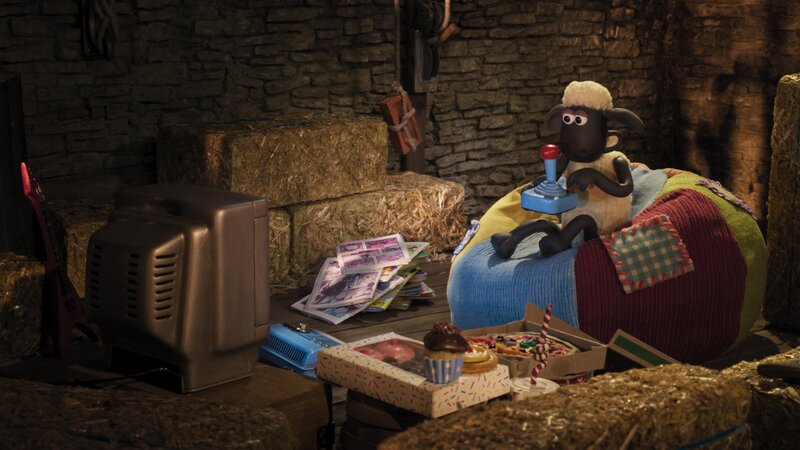 Shaun konnte Bitzer täuschen, nun kann er einen ganzen Tag Videospiele spielen. – Bild: WDR/​2025 Aardman Animation Ltd.