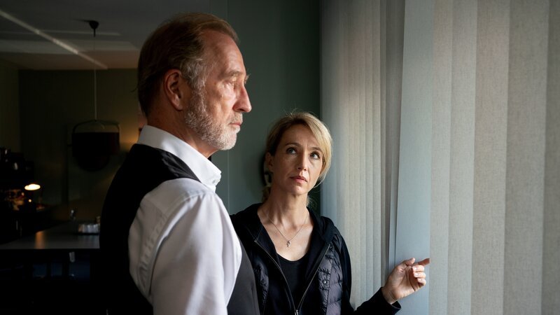 Prof. Dr. Sailer (Peter Lohmeyer), Marianne Kanther (Ursina Lardi) – Bild: ZDF/​Georges Pauly