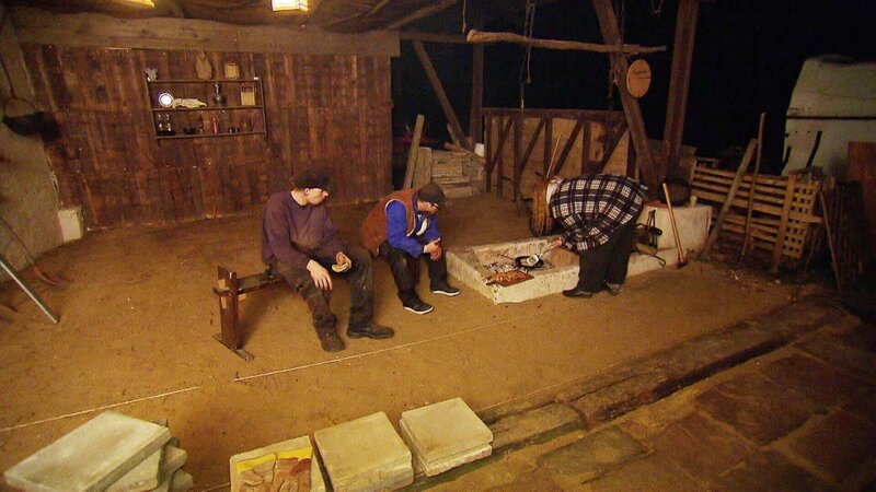 Die gebürtige Schwäbin Anja (re.) hat hohe Ziele: Bogenschießstand, Festsaal, Hofladen, historische Schmiede und eine rustikale Kochstelle sollen in den heruntergekommenen Stallungen entstehen. – Bild: RTL II