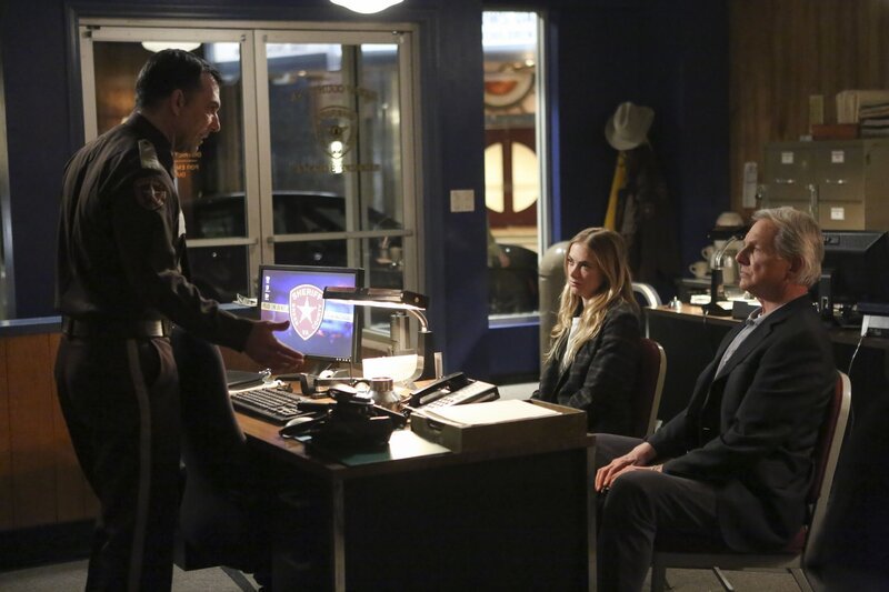 L-R: Sheriff Greg Pearson (Robert Mammana); Bishop (Emily Wickersham); Gibbs (Mark Harmon) – Bild: CBS Broadcasting, Inc. /​ Patrick McElhenney