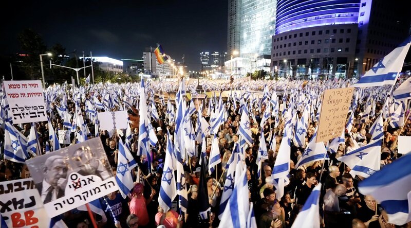 Massendemonstrationen im Sommer gegen den geplanten Justiz-Umbau der Regierung Netanjahu. – Bild: ORF/JAVA Massendemonstrationen im Sommer gegen den geplanten Justiz-Umbau der Regierung Netanjahu. – Bild: ORF/JAVA