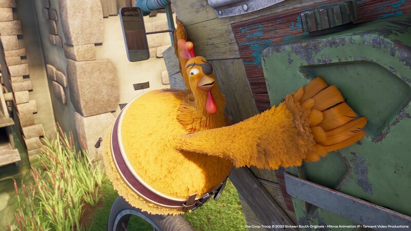 Flo klammert sich an das Hühnerstallmobil, das von der Brücke zu stürzen droht. – Bild: KiKA/​2022 Sixteen South/​Mikros Animation IP/​Tencent