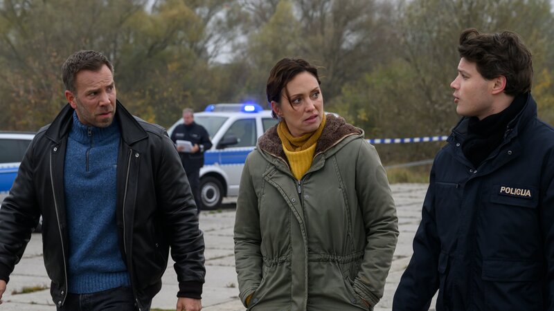 Die Leiche der vermissten Nele Köster wird unter Zweigen versteckt am Strand gefunden. Die Studentin für Umwelttechnik wurde erschlagen. Kriminalkommissar Lars Pöhlmann (Dominic Boeer, l.) und Kriminalkommissarin Karoline Joost (Nike Fuhrmann, M.) bekommen erste Informationen zum Fall von Austauschpolizist Eddi Jansons (Gustavs Gailus, r.). – Bild: ZDF und Marc Meyerbröker