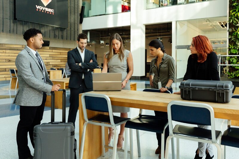 V.l.: Oliver (Brandon Jay McLaren), Eric (Luke Roberts), Addison Reid (Natalie Krill), Zara (Nazneen Contractor), Maxine (Sarah Greene) – Bild: MG RTL D /​ 2016 Ransom Television Productions Inc., Wildcats Productions and TF1. All rights reserved. /​ Photo: Jan thijs