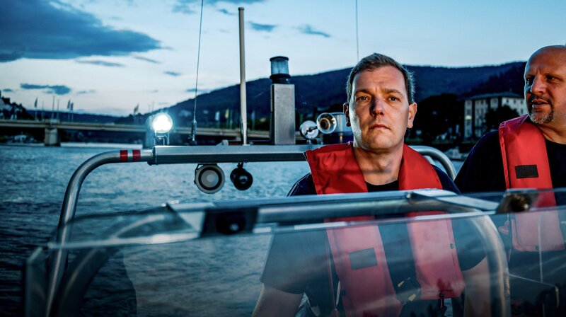 Einsätze auf dem Neckar gehören auch zum Berufsalltag der Heidelberger Feuerwehr. – Bild: SWR/​Sebastian Drolshagen