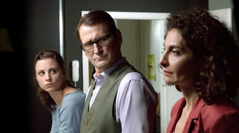 Nina (Julia Schäfle, l.) und Lars (Ingo Naujoks, M.) wundern sich über Dr. Zobel (Proschat Madani, r.). – Bild: ORF/​ONE GATE/​ARD/​Georges Pauly