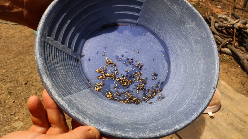 E1 – A pan of gold – Bild: Warner Bros. Discovery