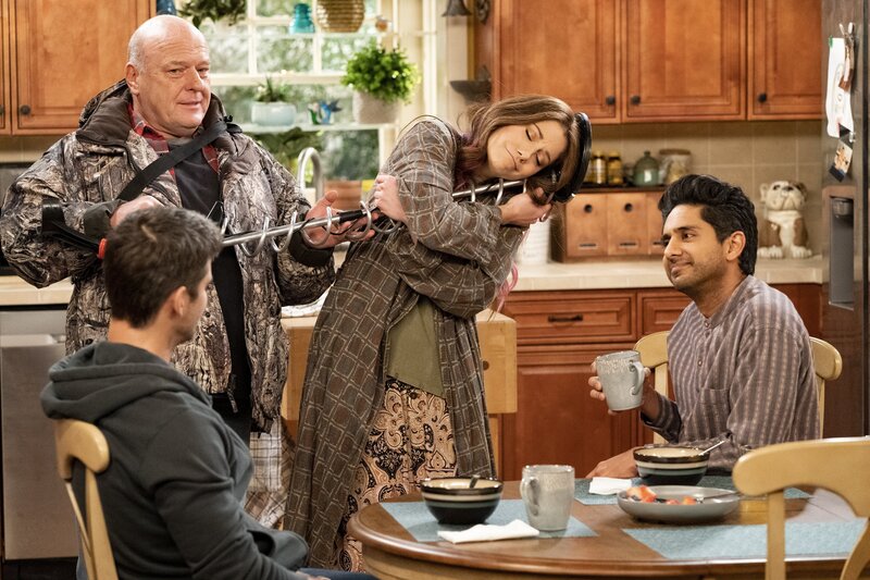 (im Uhrzeigersinn) Riley (Parker Young); Art (Dean Norris); Lizzie (Elizabeth Alderfer); Al (Adhir Kalyan) – Bild: 2021 CBS Broadcasting, Inc. All Rights Reserved. /​ Robert Voets Lizenzbild frei