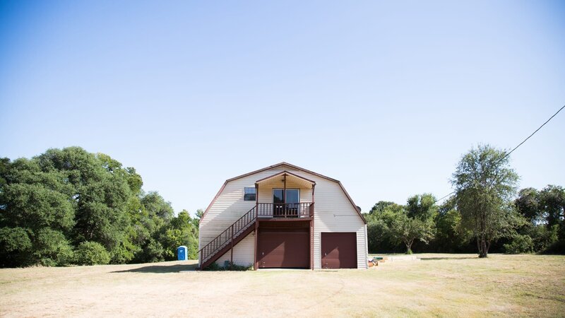 The exterior of the Meek home before renovations, as seen on Fixer Upper. – Bild: HGTV/​Scripps Networks, LLC.