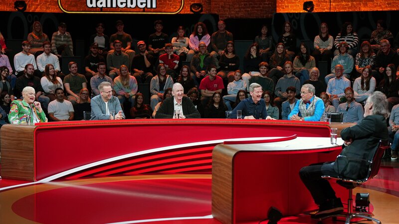 v.li.n.re.: Hella von Sinnen, Benni Stark, Mike Krüger, Michael Kessler, Wigald Boning und Hugo Egon Balder – Bild: RTLZWEI