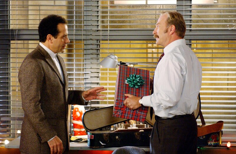 Tony Shalhoub (Adrian Monk), Ted Levine (Capt. Leland Stottlemeyer). – Bild: ORF/​-. Andere Verwendung