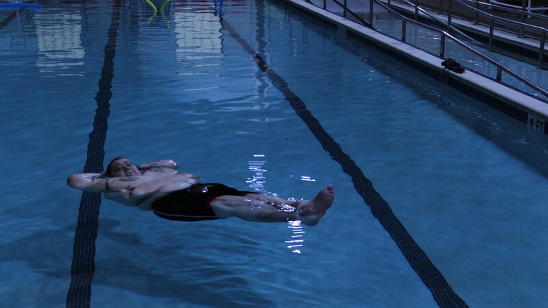 Lee floats in a pool – Bild: TLC /​ Discovery Communications, LLC