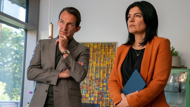 Mina Amiri (Jasmin Tabatabai) und Oliver Radek (Hans-Werner Meyer) sind skeptisch: War das Verhältnis des verschwundenen Tim Eifler zu seiner Schwester Celina tatsächlich so harmonisch? – Bild: ZDF und Oliver Feist