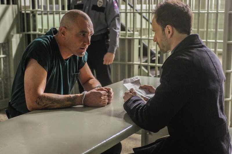 Sherlock Holmes(Jonny Lee Miller, r.) bekommt es wieder mit den perfiden Intrigen seines Erzfeindes Moriarty zu tun, denn der Kriminelle Sebastian Moran (Vinnie Jones, l.) erklärt ihm, dass der Mord an einem Mitglied einer Denkmalschutzkommission auf Moriartys Kosten geht … – Bild: CBS Television