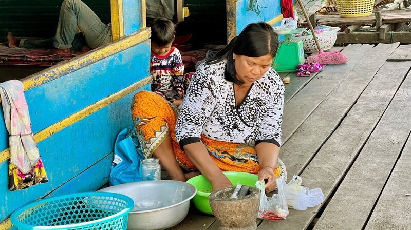 Fischpaste – die schwimmenden Dörfer auf dem Tonle Sap sind bekannt für diese Spezialität. – Bild: NDR/​Autentic Production/​Martin Schacht