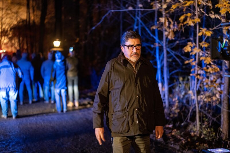 Armand Gamache (Alfred Molina) – Bild: LBM THREE PINES LIMITED /​ Laurent Guerin