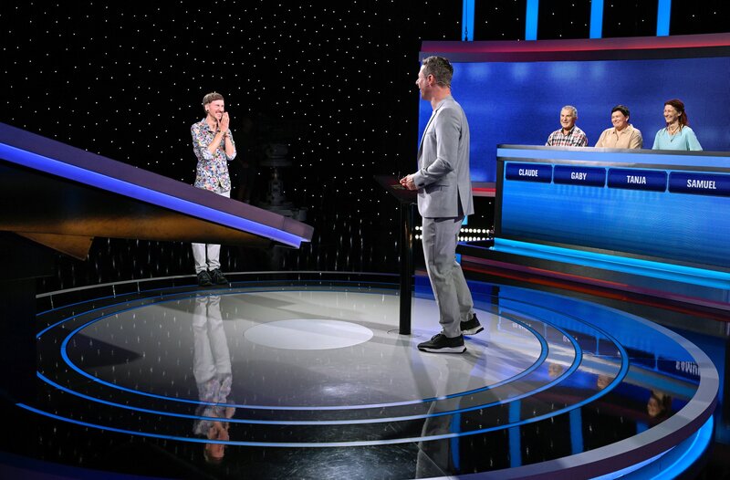 Moderator Alexander Bommes (M.) mit den Kandidat:innen: Samuel Schäfer (l.), Claude Blattner (3.v.r.), Gaby Koopmann (2.v.r.) und Tanja „Bibi“ Kluge. – Bild: ARD/​Markus Hertrich