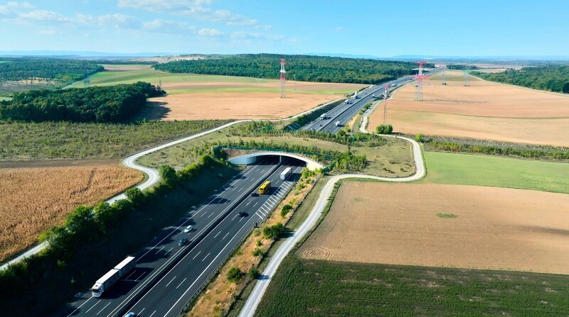 Die Autobahn ist normalerweise eine Todesfalle für Wildtiere, sind Wildtierbrücken die Retter? – Bild: NDR/​Doclights GmbH/​Interspot Film/​Franz Hafner