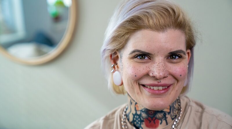 Miriam, aus Hamburg: Eine Frau, die sich nach 60 Kilo Gewichtsverlust in ihrem Körper wieder zu Hause fühlen will – aber in ihr reift die Erkenntnis, dass man sich nicht glücklich operieren kann. – Bild: HR/​NDR/​Janne Ebel