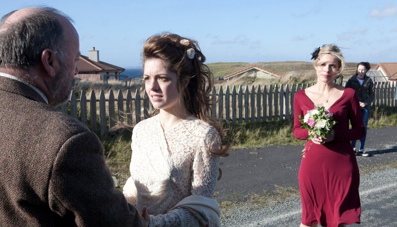 Jenny Belshaw (Marnie Baxter) beobachtet, wie die Aktivistin Evie Watt (Kari Corbett, Mitte) versucht dem Fischfarmer Joe Dalhousie (David Hayman) zu helfen. – Bild: ARD Degeto/​ITV Studios