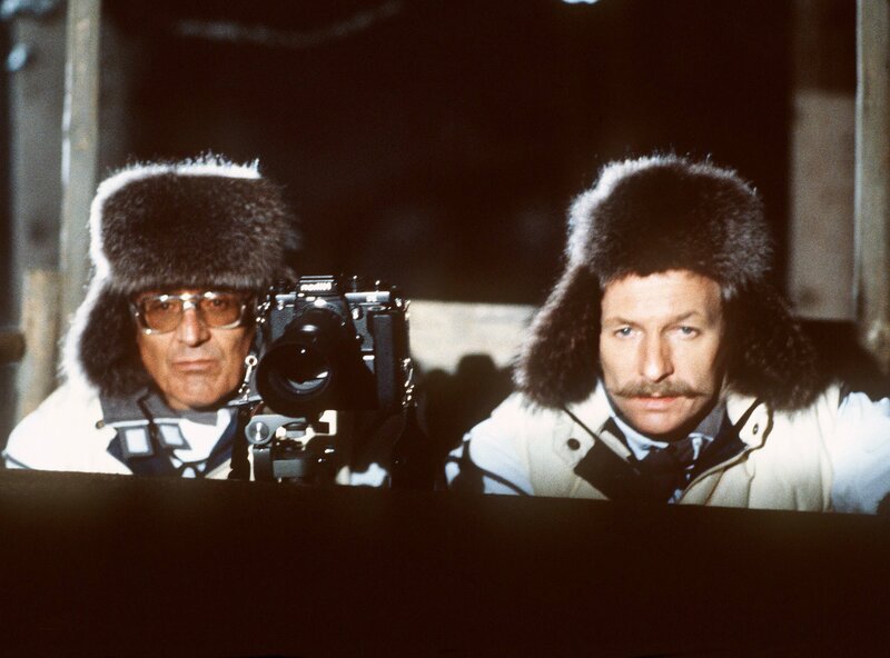 Im tief verschneiten Wald wollen Herbie (Dieter Hildebrandt, l.) und Baby Schimmerlos (Franz Xaver Kroetz) eine Geschichte recherchieren, die den reichsten Mann der Republik ins Zwielicht und ihnen das große Geld bringen soll. – Bild: WDR