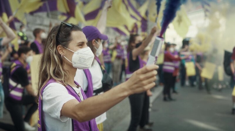 Im letzten Jahrzehnt erobert das Kapital die Stadt. Während von New York aus eine Finanzkrise die Welt in Atem hält, passiert in Berlin zur Überraschung Vieler das Gegenteil. Die Stadt boomt. Endlich. Berlin zieht zur Freude des Regierenden Bürgermeisters Klaus Wowereit, der Berlin eben noch als „arm, aber sexy“ beworben hat, nicht nur Touristen, sondern auch Investoren aus aller Welt an. – Unterschriftenübergabe der Initiative „Deutsche Wohnen Enteignen“. – Bild: rbb/​WDR/​arte/​Ma Raab