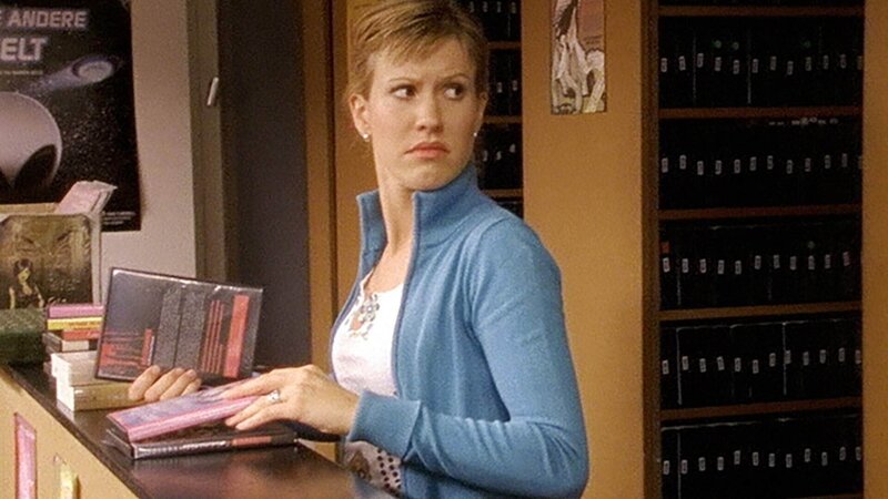 In der Nikothek bekommt Alex (Wolke Hegenbarth) den Auftrag, mit einem Stapel neuer Filme wieder nach Hause zu gehen, um Rezensionen zu schreiben. Was sie dann zu sehen bekommt, verschlägt ihr die Sprache … – Bild: RTL