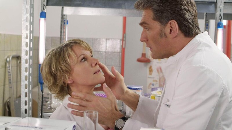 Bei einer intimen Unterhaltung versucht Dr. Schmidt (Walter Sittler) Nikola (Mariele Millowitsch) zu erklären, wie Männer ticken … – Bild: MG RTL D /​ Guido Engels