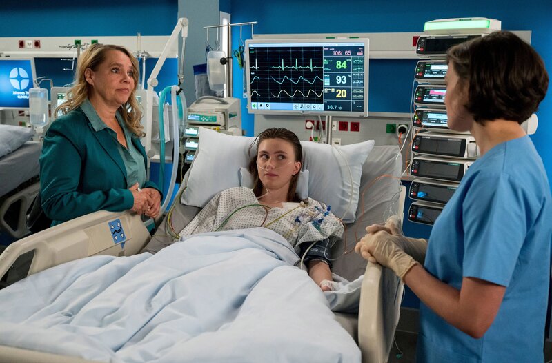 Mit einem Verdacht der Rippenfraktur wird Antonia „Toni“ Palmer  (Carla Hüttermann, M.) behandelt. Rebecca Krieger (Milena Straube, r.) erklärt Antonia und ihrer Mutter Frederike Palmer (Astrid Kohrs, l.) die Vorgehensweise. – Bild: ARD/​Jens-Ulrich Koch