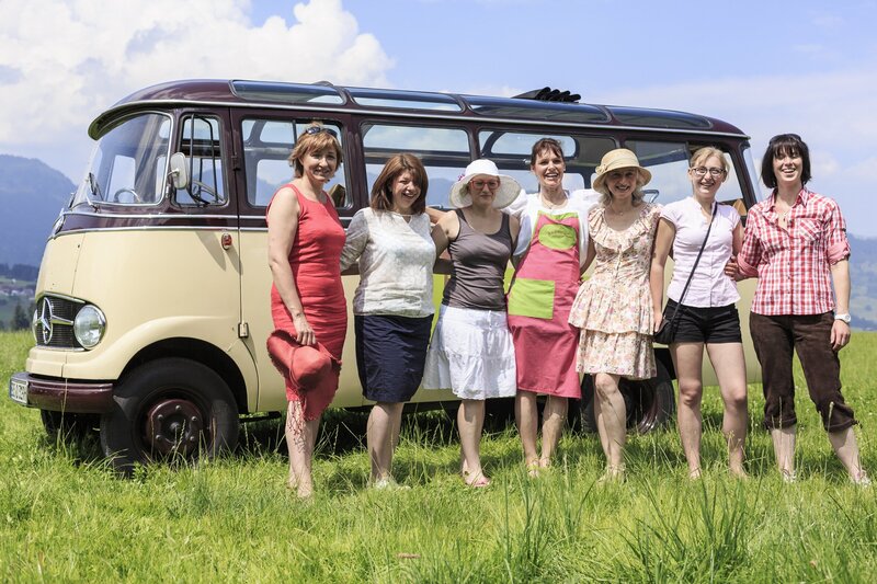 Die Landfrauen – von links: Anita Sack, Regina Steiner, Ilonka Scheuring, Simone Vogler, Sabine Hollweck, Barbara Misthilger und Susanne Krafft. – Bild: BR/​megaherz gmbh/​Andreas Maluche