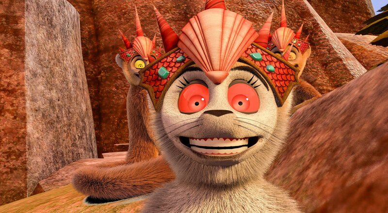 King Julien strandet mit dem U-Boot an einem geheimnisvollen Ufer. Dort wird die Truppe sofort von Sirenen empfangen und mit allerlei Leckereien versorgt. King Julien wähnt sich im Himmel, doch die ganze Sache hat einen gewaltigen Haken. – Bild: ORF/​Universal