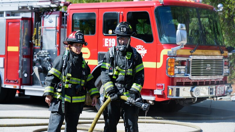 Station 19 Staffel 6 Folge 3 Am Einsatzort angekommen: Jaina Lee Ortiz als Andy Herrara, Jay Hayden als Travis Montgomery – Bild: SRF/​Motion Picture/​ABC Signature