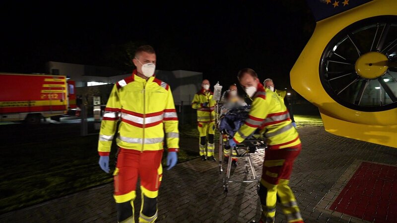 In Westfalen werden die Notärzte Oliver Weber und Michael Merkert von der ADAC Luftrettungsstation zu einem Einsatz gerufen. Sie müssen eine Patientin wegen einer akuten Hirnblutung in eine andere Klinik zu verlegen – Bild: RTLZWEI
