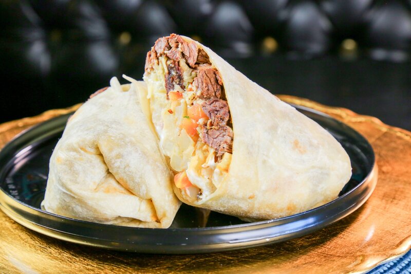 Der „California Burrito“ ist eine einzigartige Kreation und gibt es nur in der Gegend von San Diego. „Luche Libre“ packt sie mit frisch geschnittenen Pommes Frites, Carne Asada und allem Drum und Dran. – Bild: ORF/​Warner/​The Travel Channel