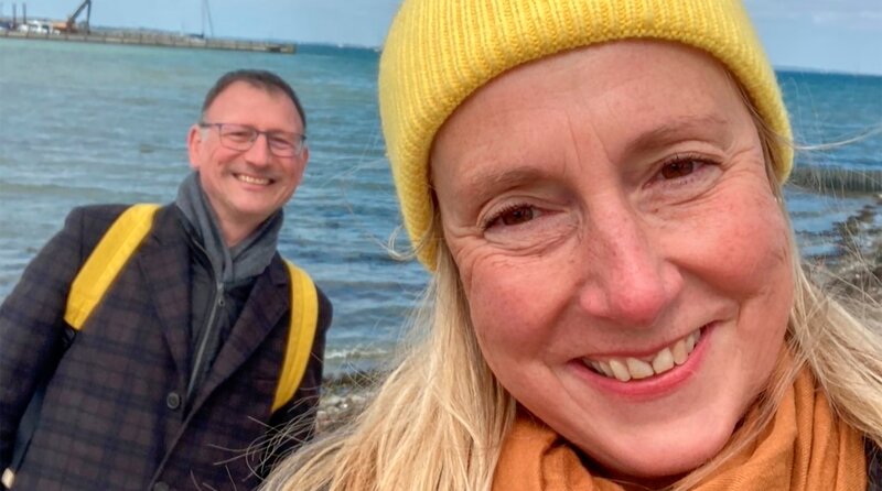 Das Leben von Claudia und ihrem Mann Uwe hat sich dramatisch verändert. Er erhält die Diagnose ALS. Die Nervenkrankheit ist unheilbar. Uwes Zustand verschlechtert sich rasant. Eine Herausforderung für Claudia, die ihn bei allen Entscheidungen unterstützt und bis zuletzt an seiner Seite ist: beim letzten Gleitschirmflug, dem Einzug ins Hospiz, bei seinem Tod. Und darüber hinaus. – Claudia Finke mit Ehemann Uwe Korous – Bild: rbb