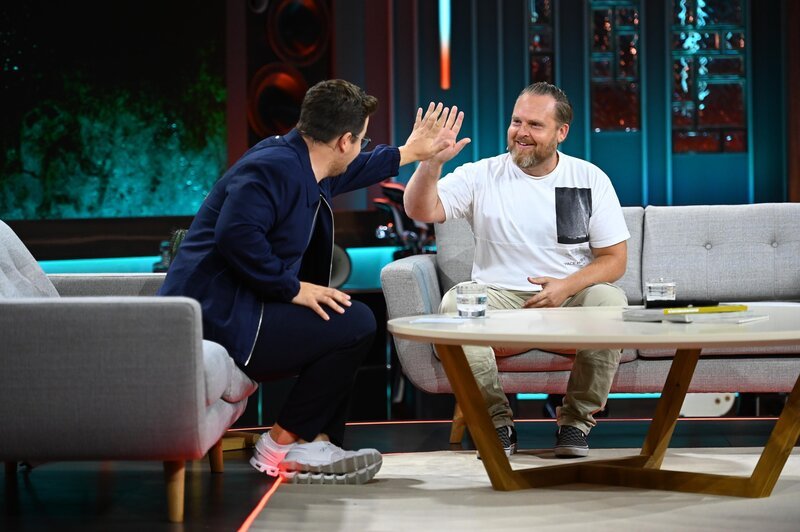 Chris Tall (l.); Axel Stein (r.) – Bild: Joyn /​ Julia Feldhagen