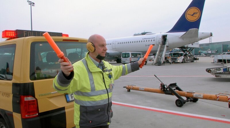 Der Follow-Me-Fahrer Mario Hahn; er sorgt am Flughafen Frankfurt für Sicherheit auf dem Vorfeld. – Bild: HR