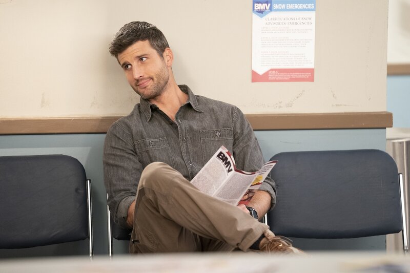 Riley (Parker Young) – Bild: 2021 Warner Bros. Entertainment Inc. All Rights Reserved. /​ Erik Voake Lizenzbild frei