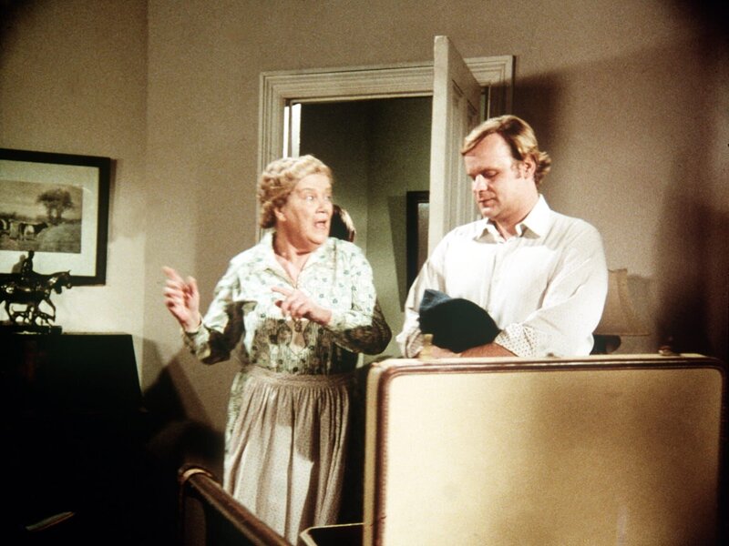 Der Schriftsteller A.J Covington (George Dzundza, r.) kommt mit einem Filmteam nach Waltons Mountain. Er mietet sich bei Mrs. Brimmer (Nora Marlowe, l.) ein … – Bild: WARNER BROS. INTERNATIONAL TELEVISION Lizenzbild frei