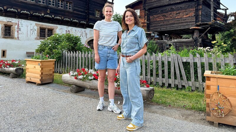 SRF DOK Umbruch im Bergdorf – Von der Zukunft in den Alpen Kathrin Hönegger und Mona Vetsch in Ernen/​VS – Bild: SRF