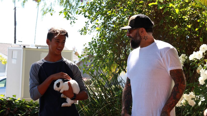 Host Antonio Ballatore talks with Mason Mits as he holds a rabbit. – Bild: Animal Planet