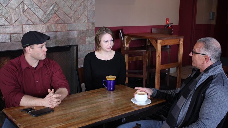 Host Robert Irvine sits down with Justin and Sarah to try to get to the bottom of Sip Bistro’s problems, as seen on Food Network’s Restaurant: Impossible, Season 13. – Bild: 2016,Television Food Network, G.P. All Rights Reserved