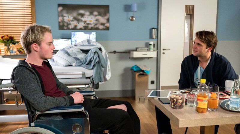 Rafael Schmitz (Pierre Kiwitt, l.) wurde nach einem Autounfall im Johannes-Thal-Klinikum aufgenommen. Er besucht seinen Sohn Ilja (Emil von Schönfels), der zur Reha ebenfalls in der Klinik ist. – Bild: ARD/​Jens-Ulrich Koch